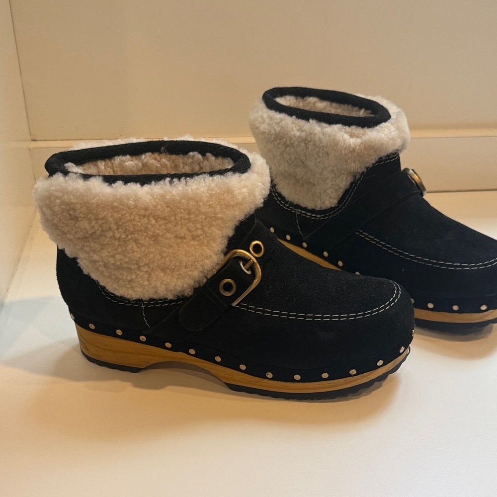 Free People Oak, genuine shearling clog bootie. Black 7
